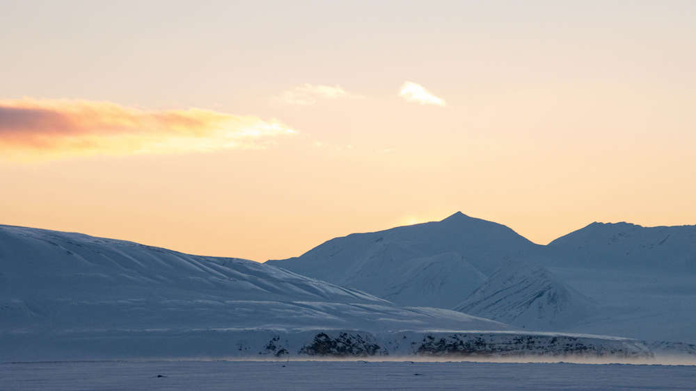 Berge auf Spitzbergen während der blauen Stunde