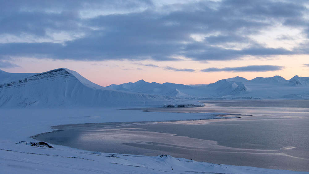 Die Landschaft Spitzbergens während der blauen Stunde