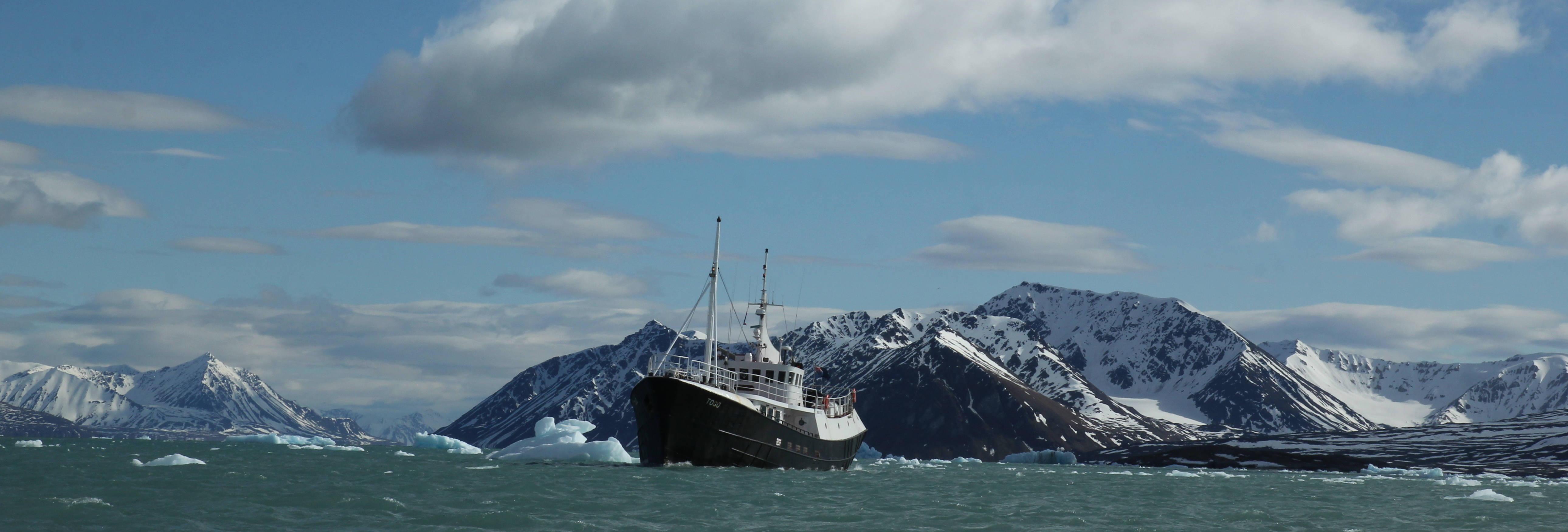 MS Togo on Svalbard expedition in Lillehökfjorden