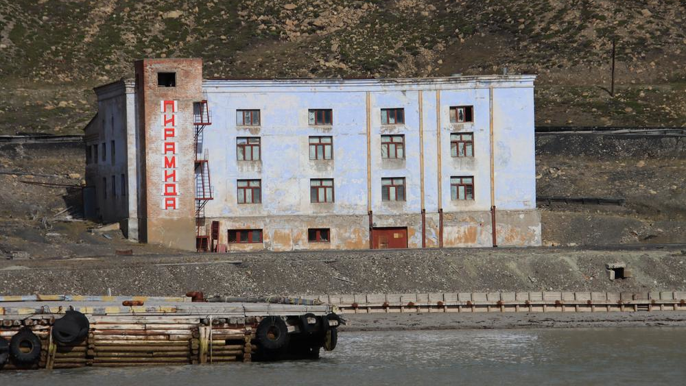 A abandoned building in Pyramiden