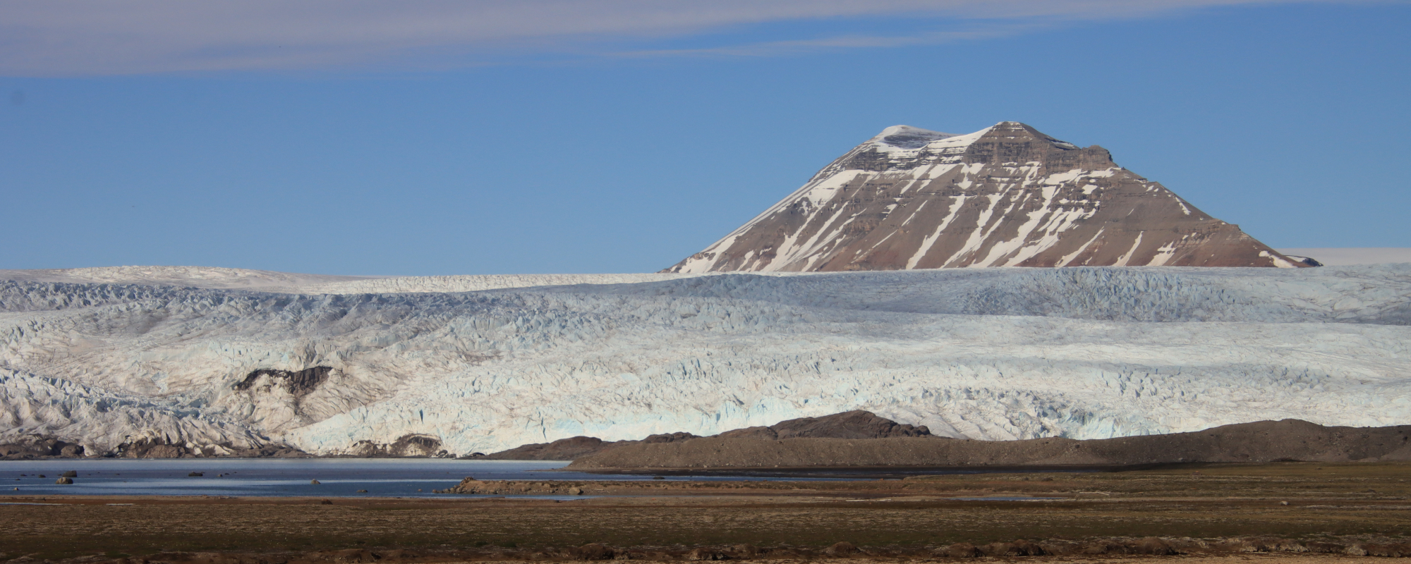 Gletscherwand mit Nunatak im Sommer