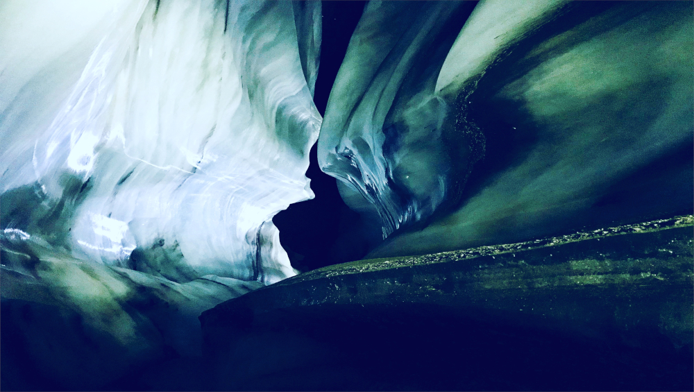 Eishöhle Longyearbreen funkelnd beleuchtet