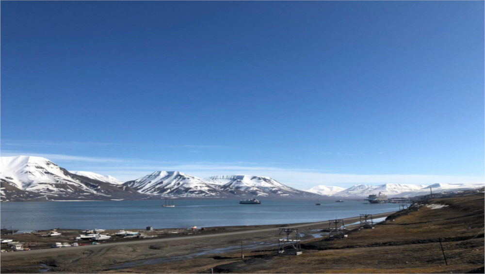Unterwegs weg von der Zivilisation mit Blick auf das geschäftige Longyearbyen an einem Kreuzfahrtschifftag. 