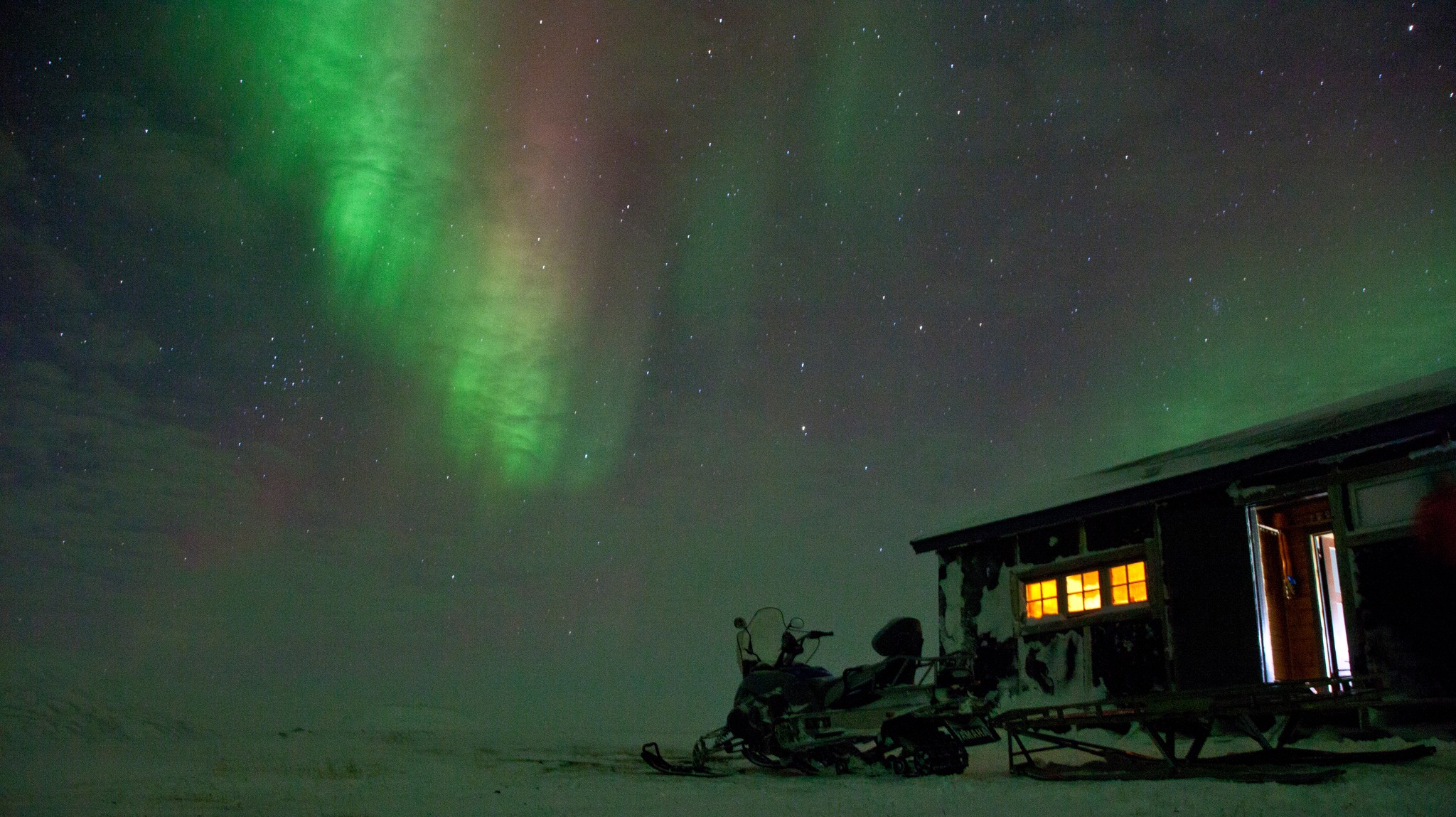 Hütte unter Polarlichtern