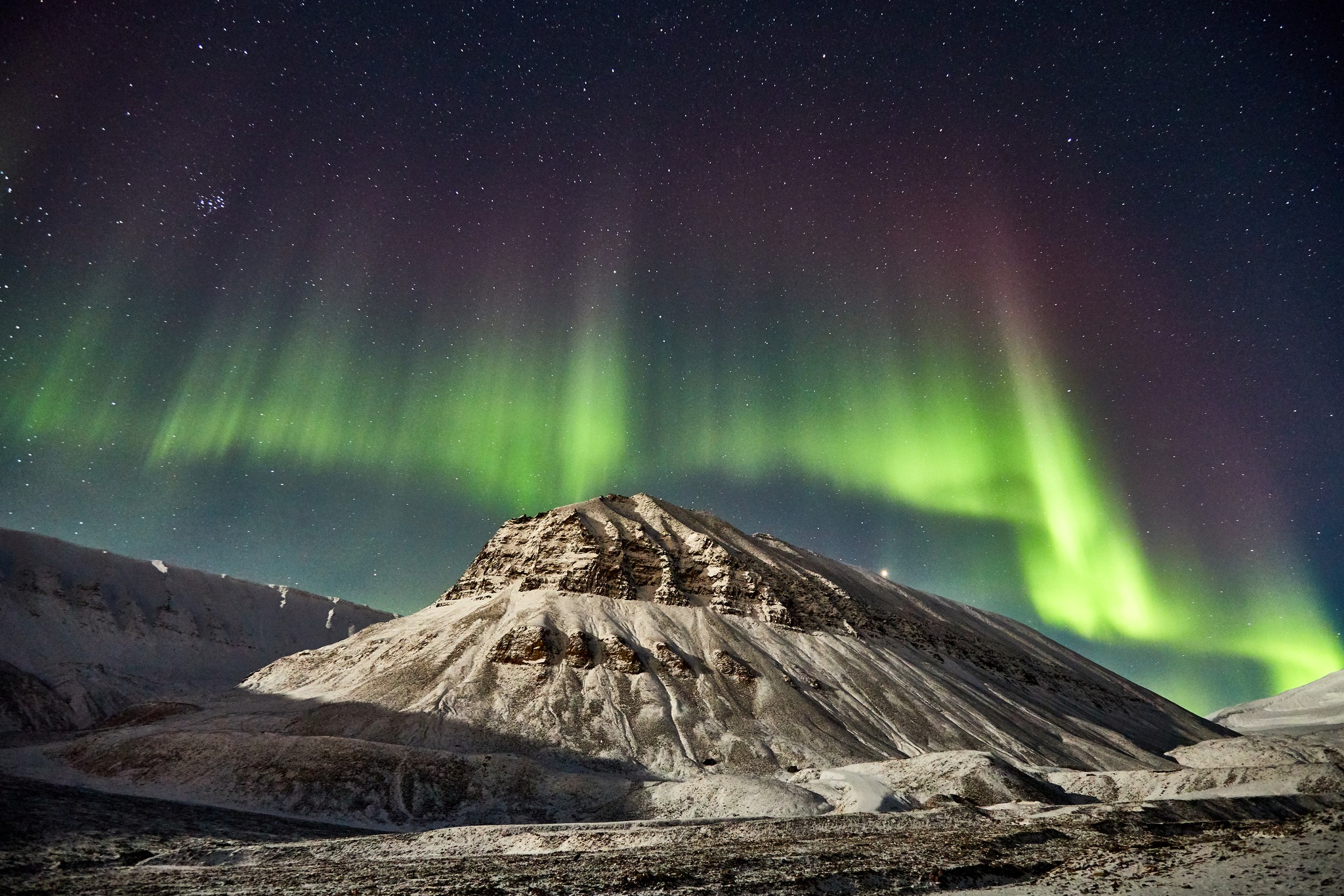 Sukkertoppen mountain with northern lights