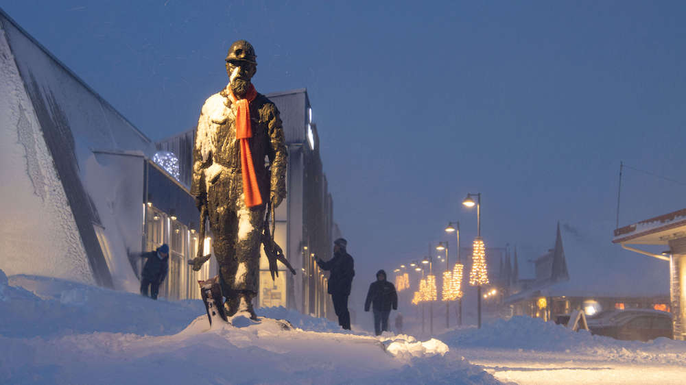 Minenarbeiter-Denkmal bei Schnee in der Innenstadt Longyearbyens
