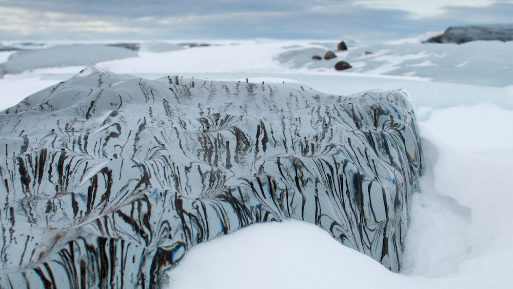 Spezielles Eis mit grauen Linien auf der Tour zum Isfjord Radio