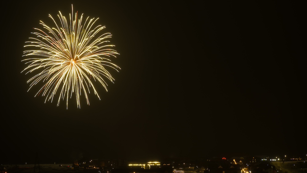 Gelbes Feuerwerk über Longyearbyen zum Neujahr