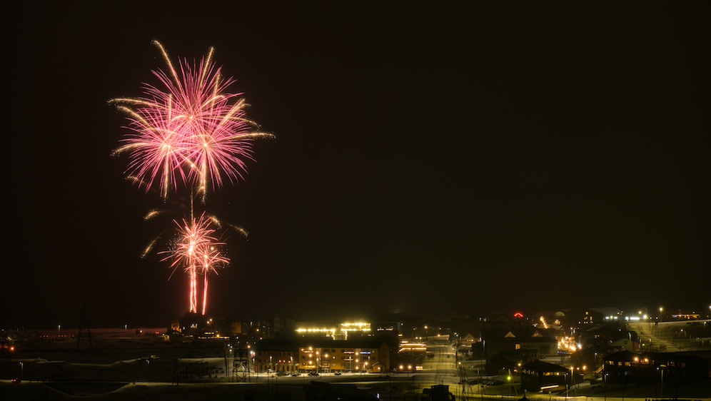 Rosa Feuerwerk über Longyearbyen zum Neujahr