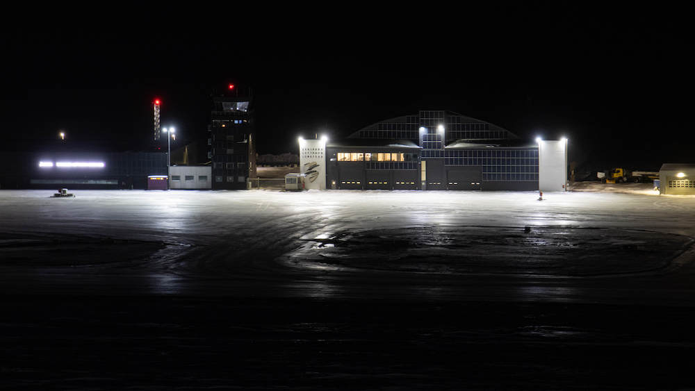 Flughafen in Longyearbyen bei Nacht