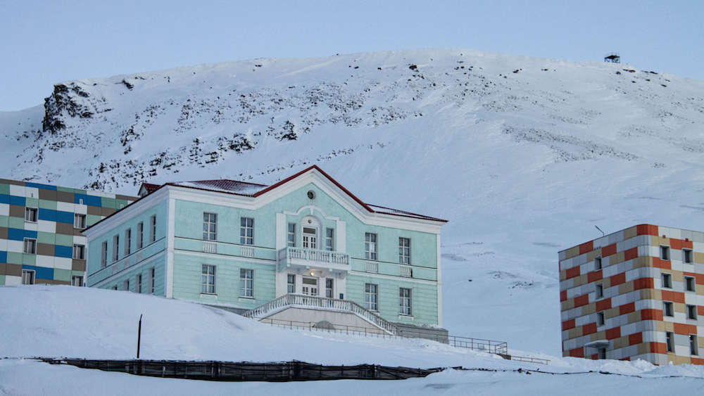 Verschiedene Gebäude vor Berg in Barentsburg