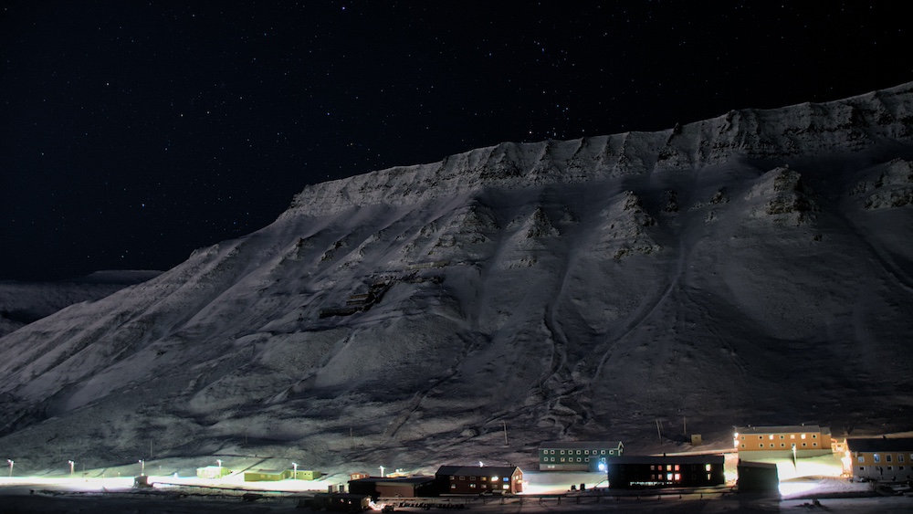 Nybyen und Gruvefjellet bei Nacht in der Dunkelzeit