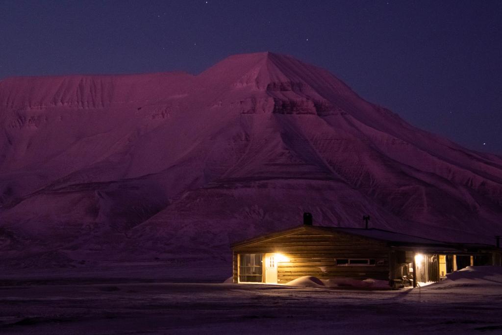 Hütte auf Spitzbergen im Winter