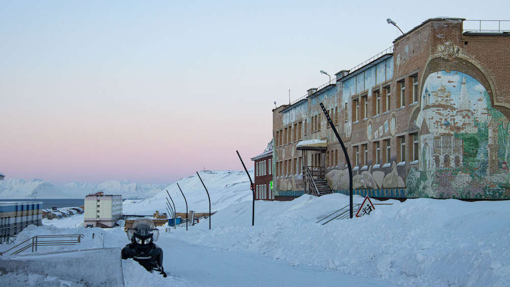 Innenstadt von Barentsburg mit Schneemobil