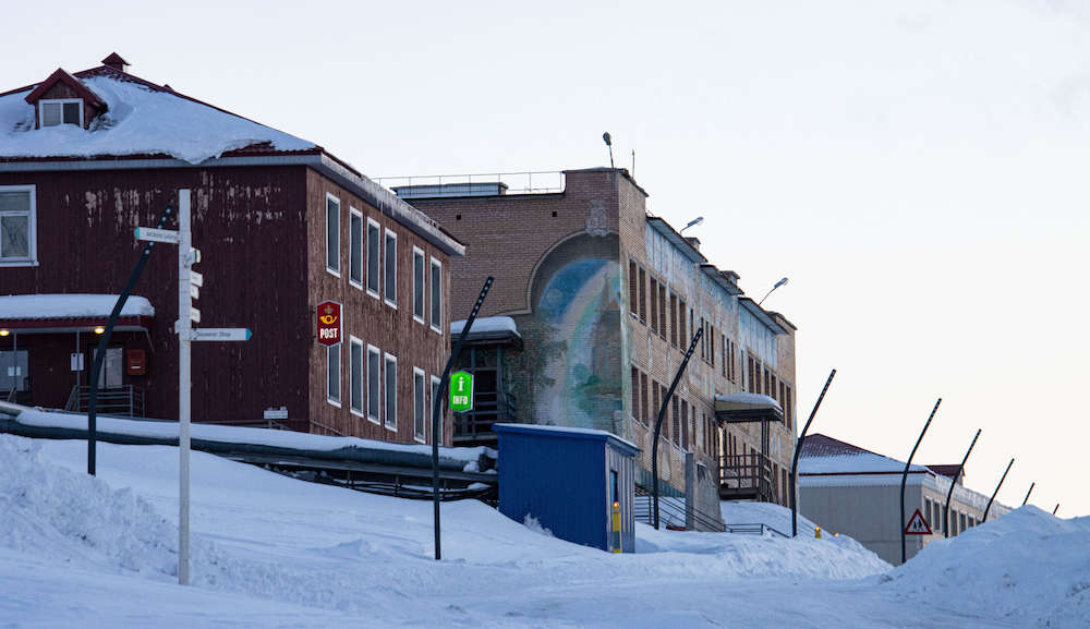 Innenstadt von Barentsburg bei Schnee