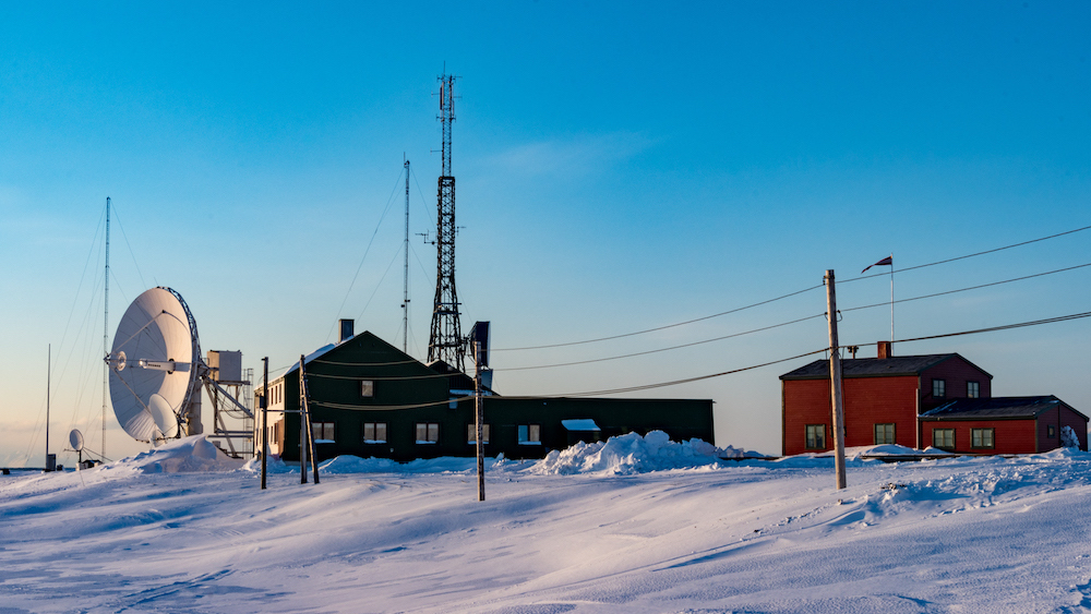 Die Isfjord Radio Station bei blauem Himmel