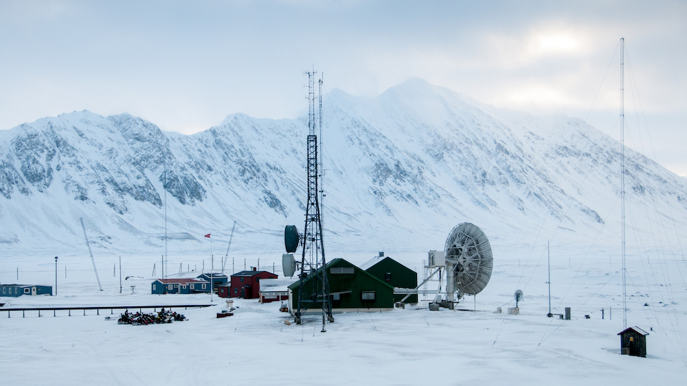 Die Isfjord Radio Station bei Schnee