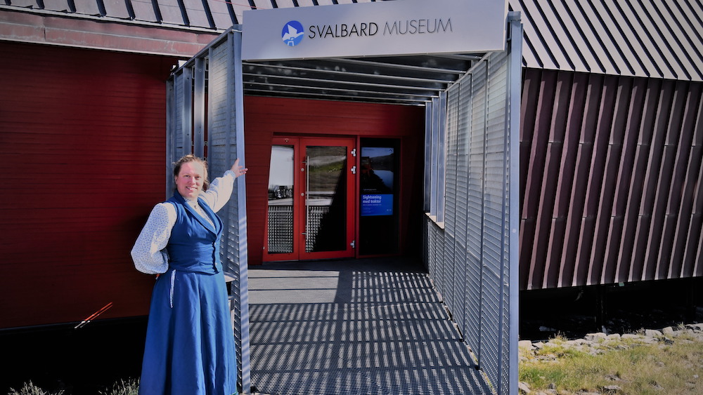 Guide Katharina in historical dress in front of the Svalbard Museum