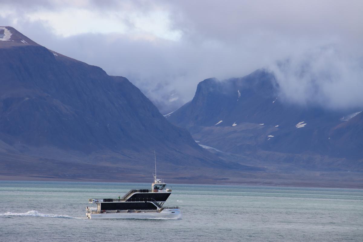 Katamaran Schifffahrt auf Spitzbergen