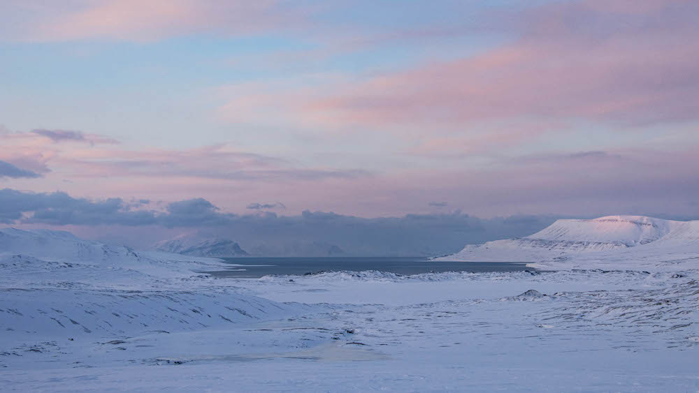 Arktische Landschaft vor rotem Himmel