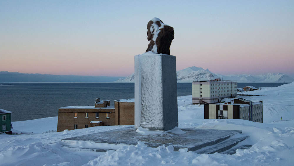Leninkopf in Barentsburg bei der blauen Stunde