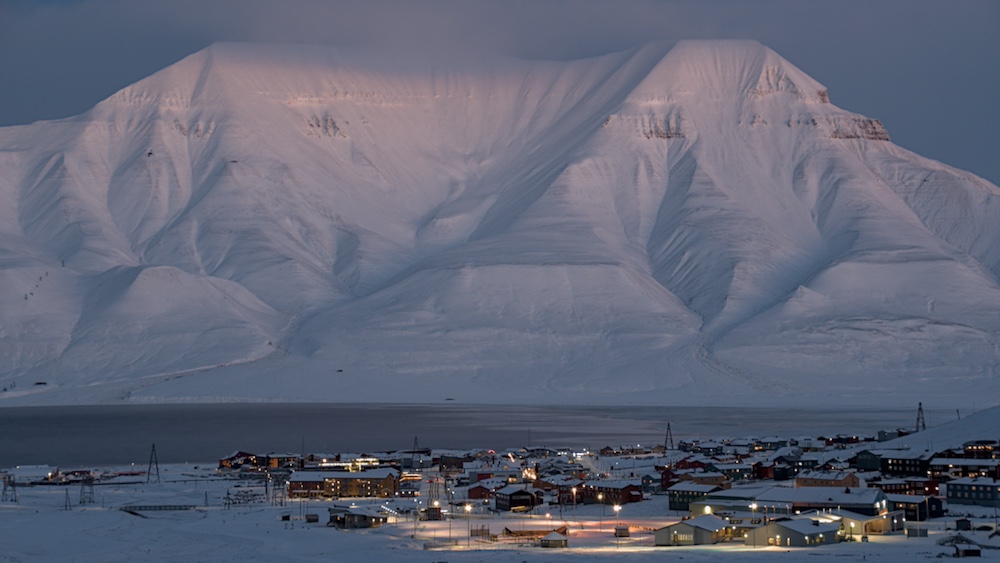 Longyearbyen im Oktober mit Bergen im Hintergrund