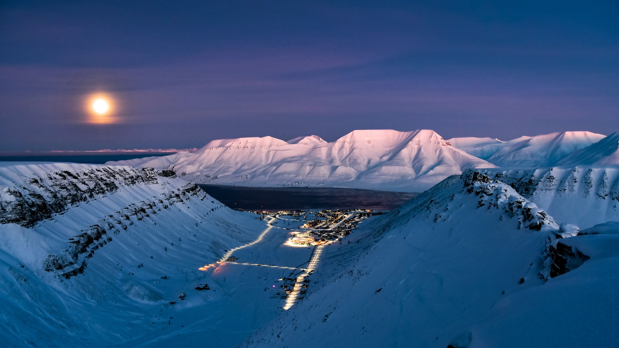 Longyearbyen im Januar während der Polarnacht