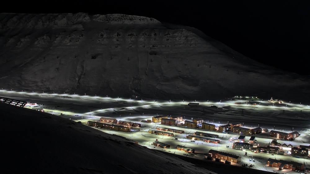Blick auf Longyearbyen bei Nacht