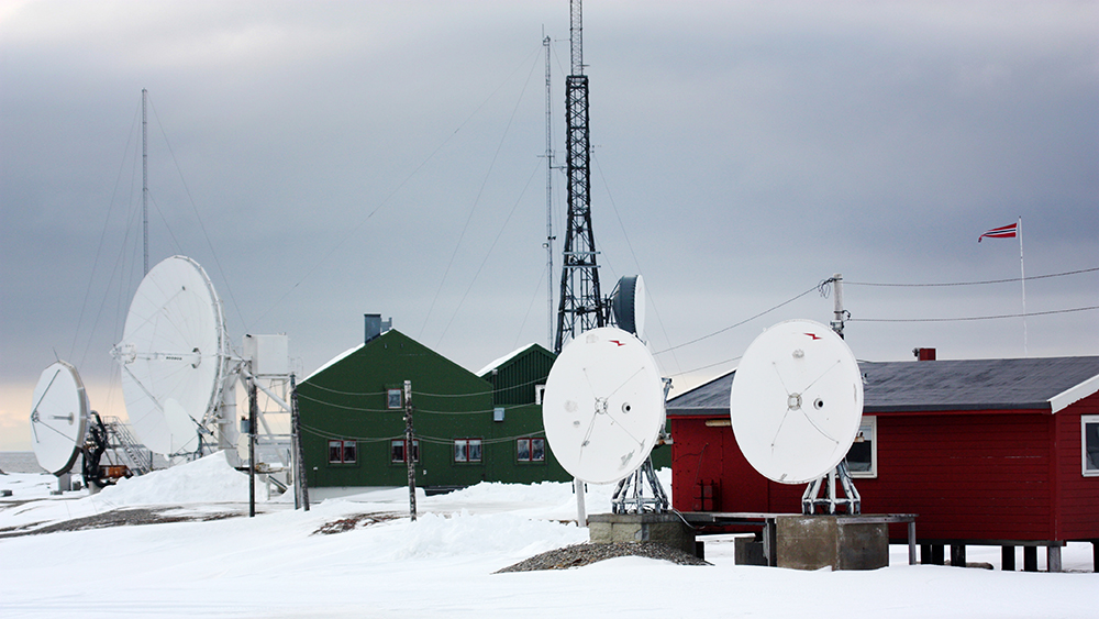 Kapp Linné, Isfjord Radio auf Spitzbergen