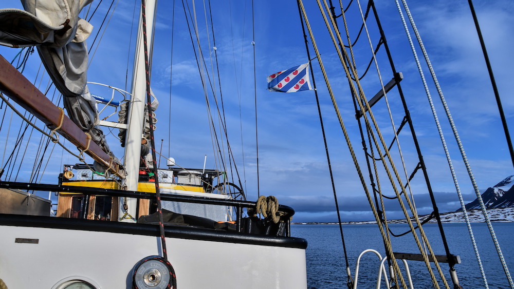 The deck of the sailing ship Meander with a small flag with a heart motif