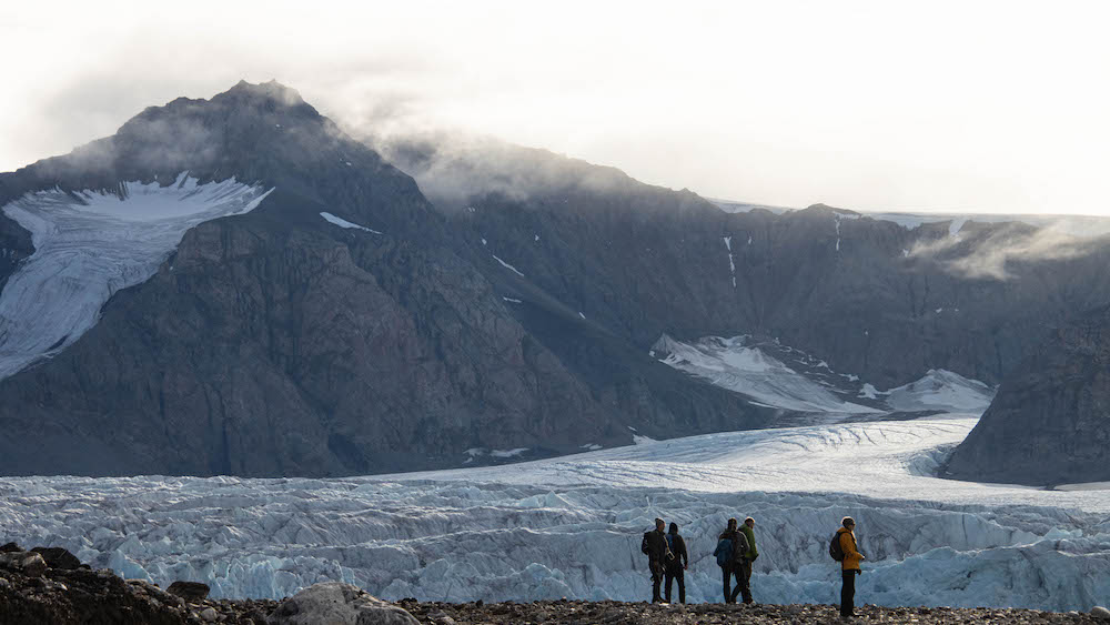 Personen vor einer Gletscherfront auf Spitzbergen