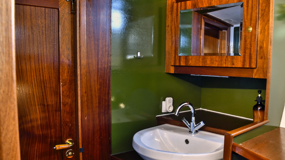The washbasin in a cabin at SV Meander