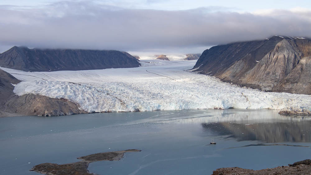 Das Selgelschiff im Panorama vor einem Gletscher