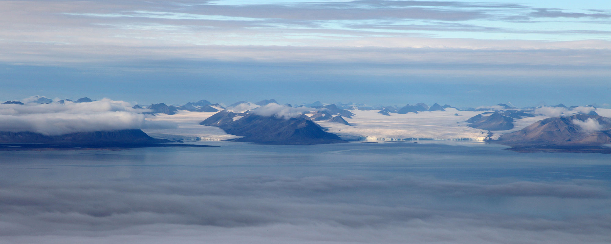 Gletscher und Nordenskiöldfjellet mit Fjord auf Spitzbergen