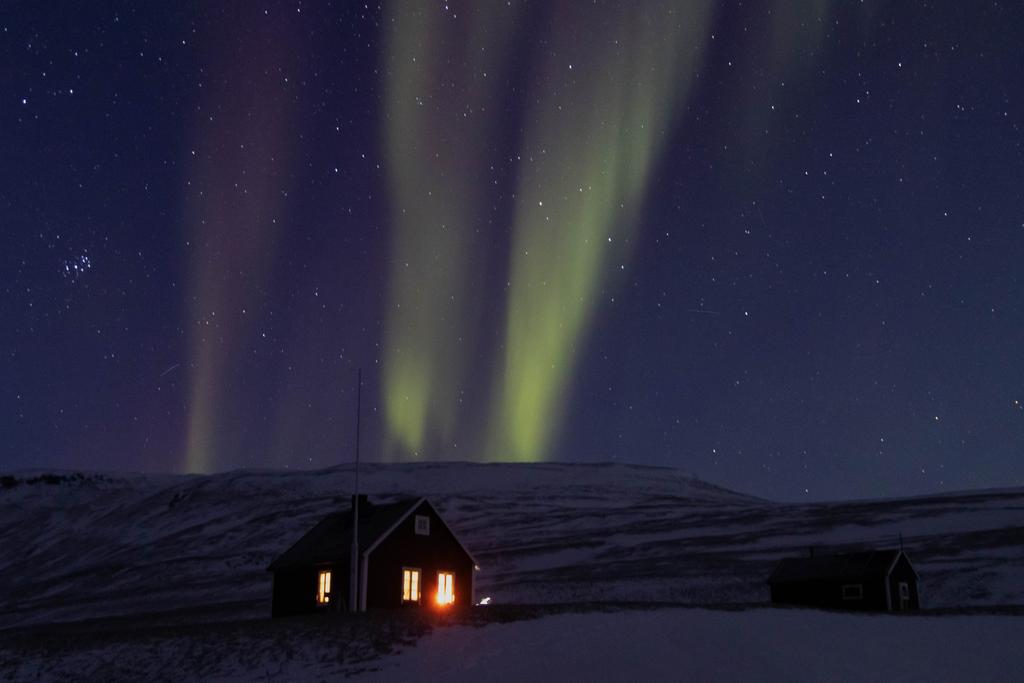 Hütte mit Polarlichtern auf Spitzbergen