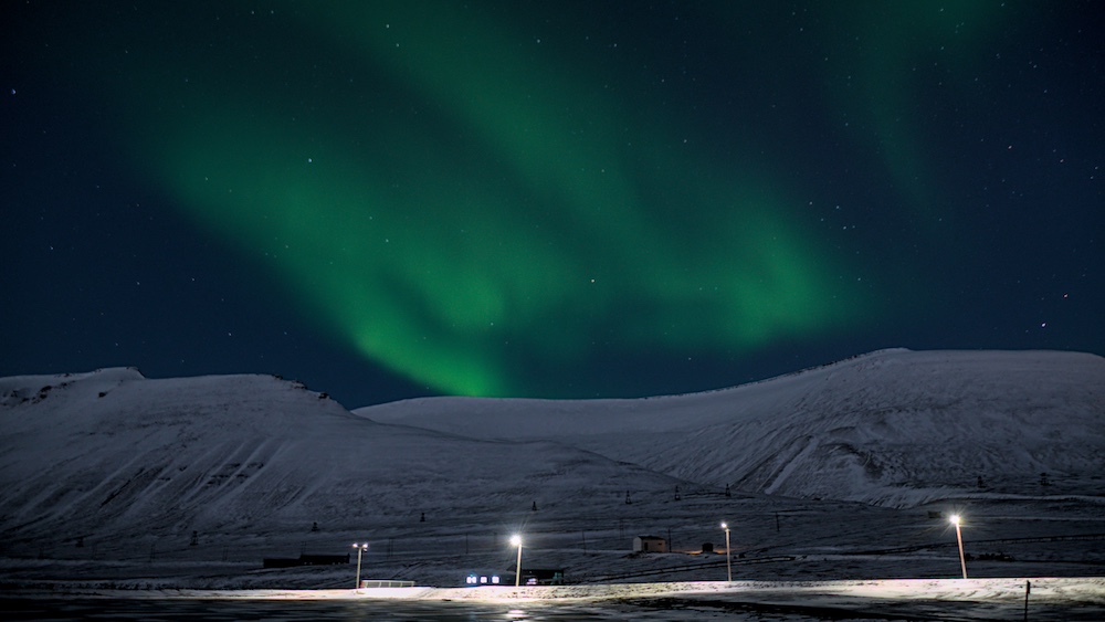 Polarlichter über dem Berg Lindholmshögda
