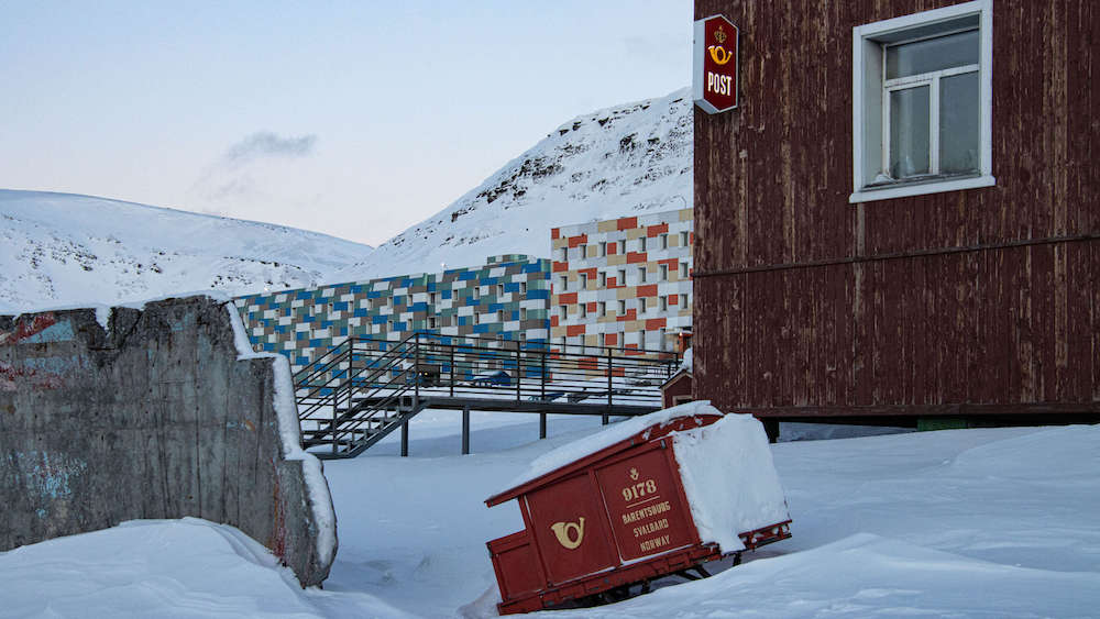 Poststelle mit Postschlitten in Barentsburg