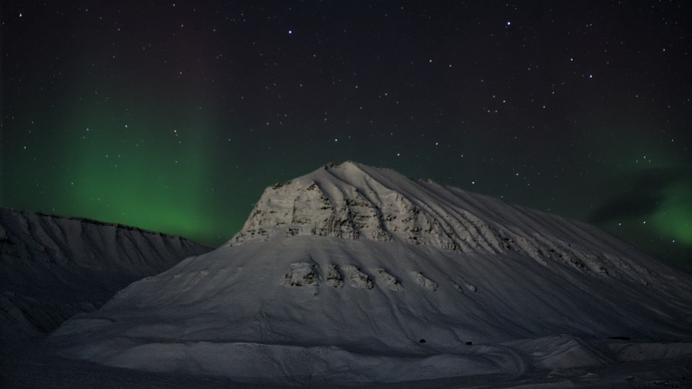 Polarlichter über dem Berg Sarkophagen