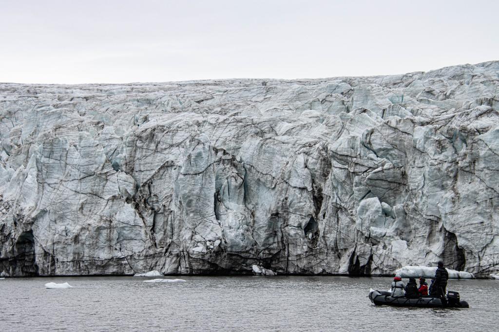 Schlauchboot am Gletscher