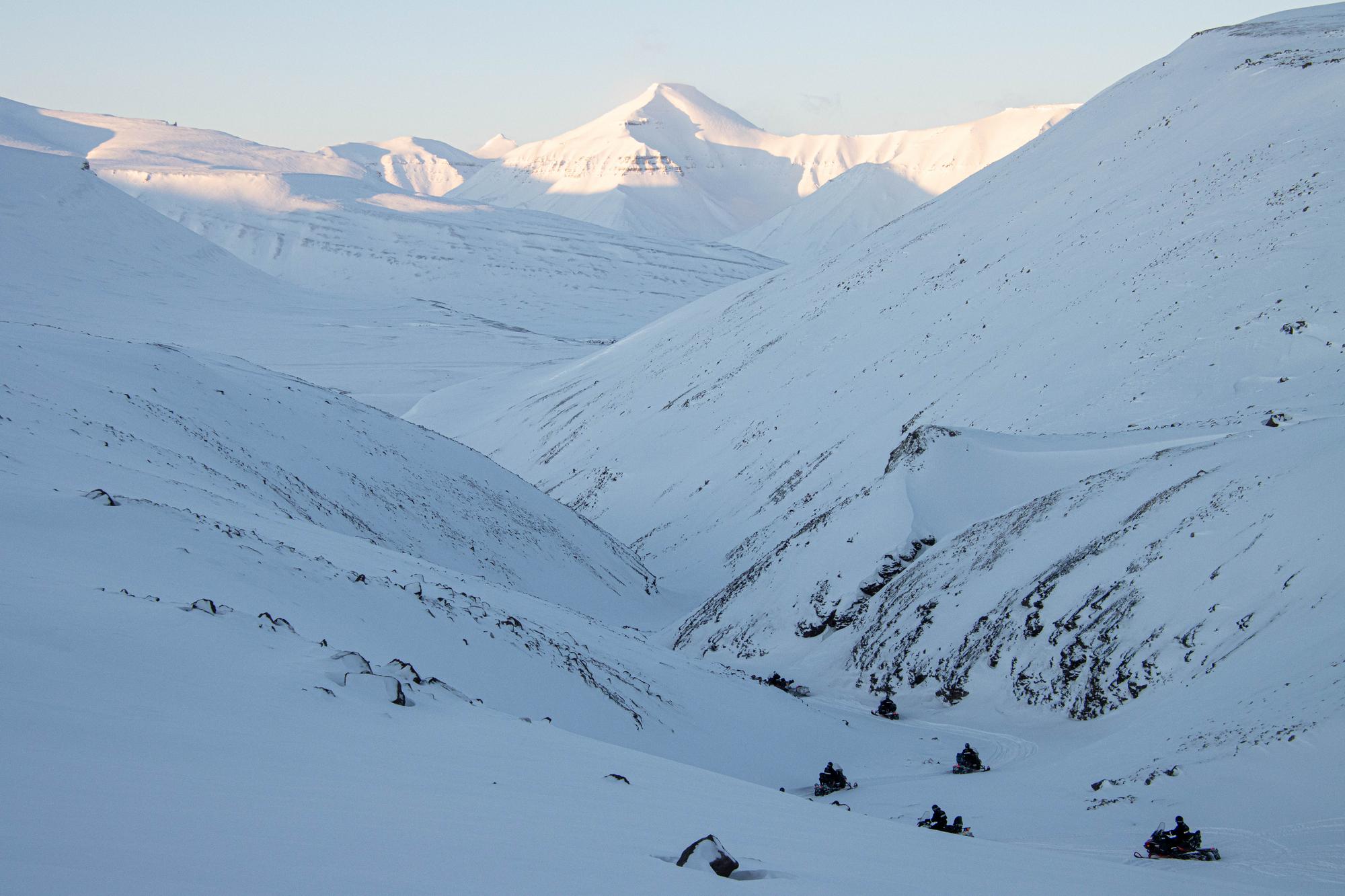 Schneetöff fahren auf Spitzbergen