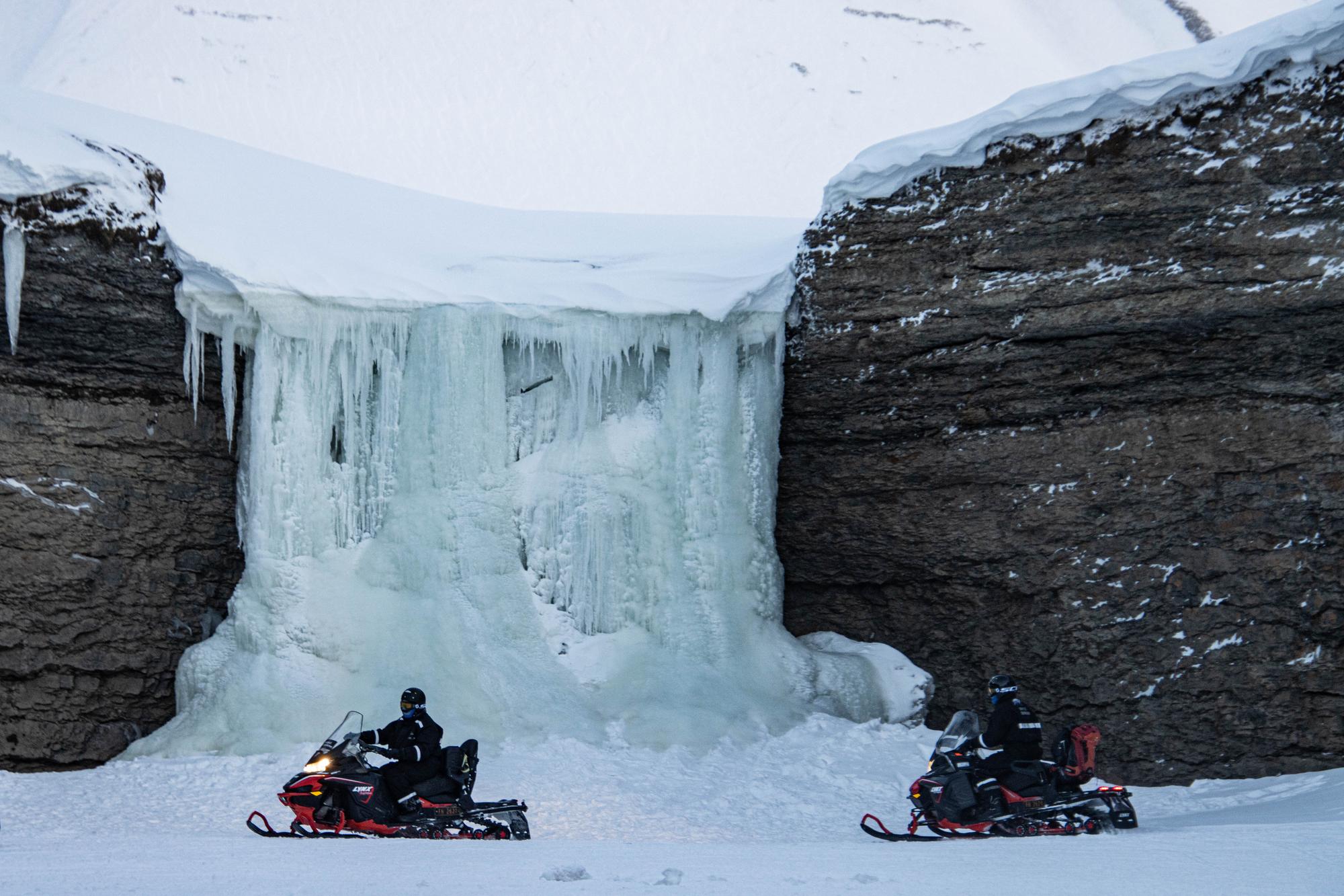 With the snowmobile to the Esker waterfall