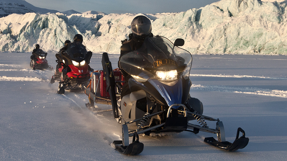 Snowscooterdriving in Svalbard