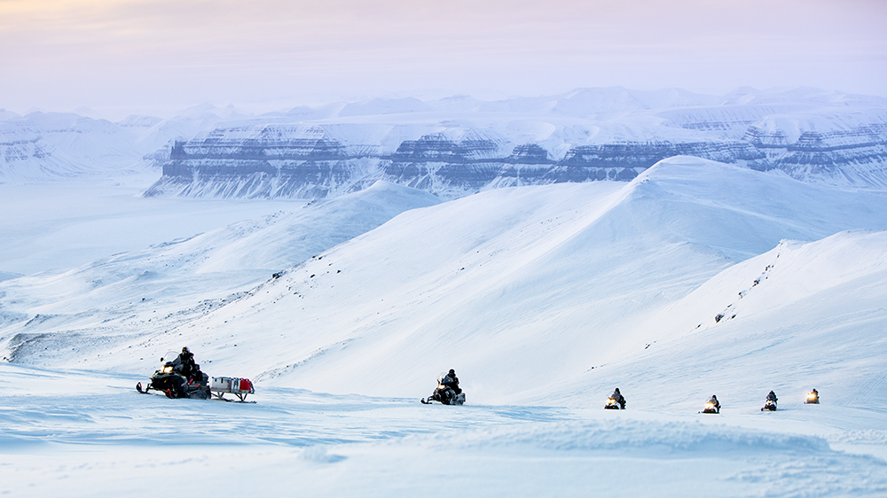 Schneesccooterfahren auf Spitzbergen