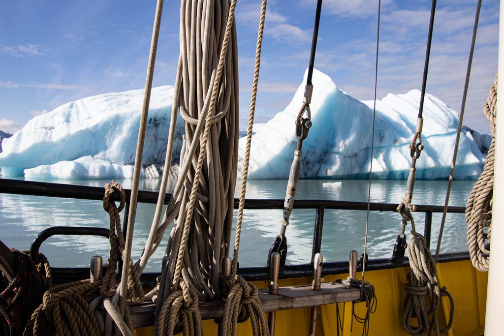 Sailing with ice bergs