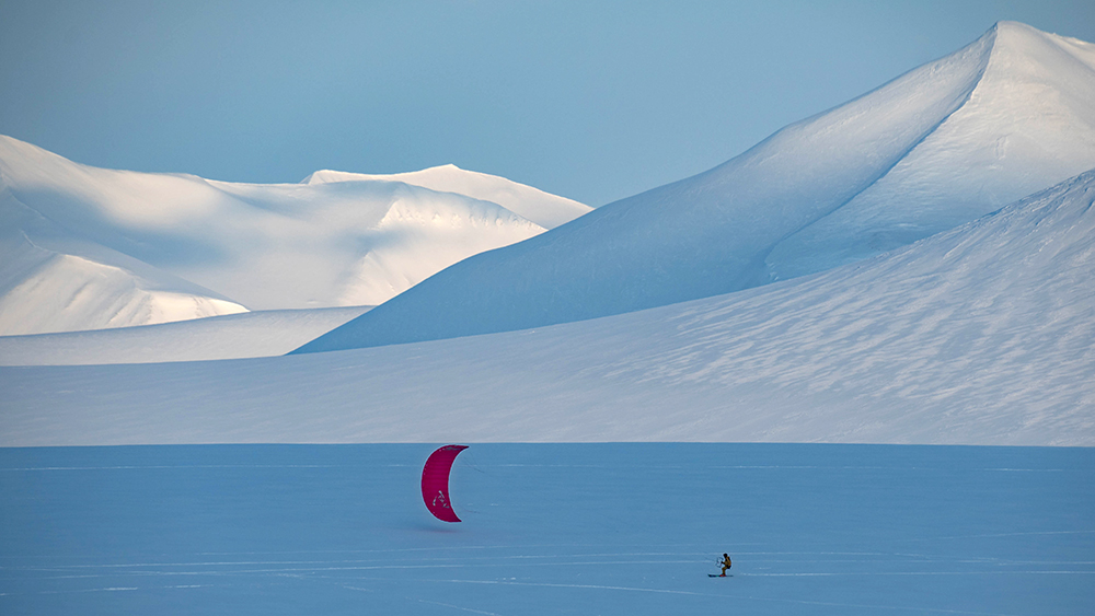 Snowkiting in Svalbard