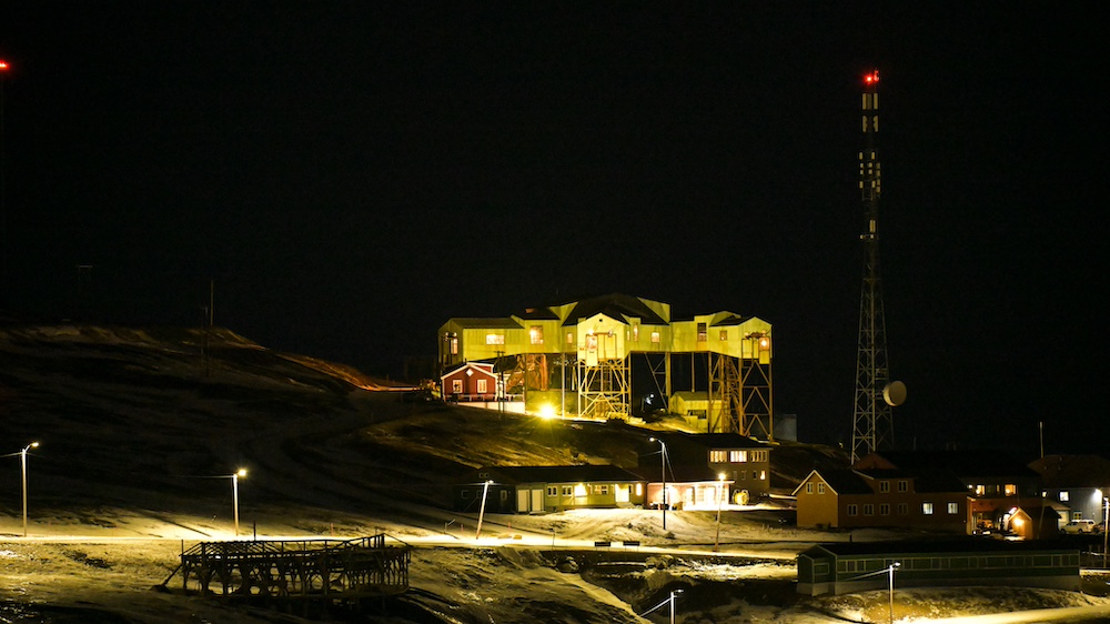 Die Taubanesentralen in Longyearbyen während der Polarnacht
