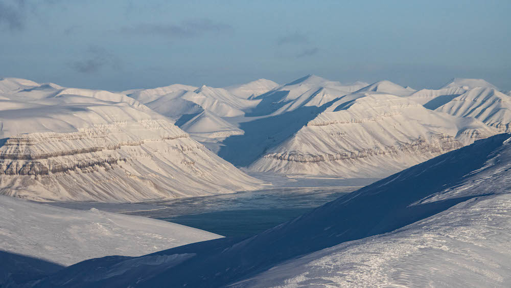 Verschneites Tal auf Spitzbergen