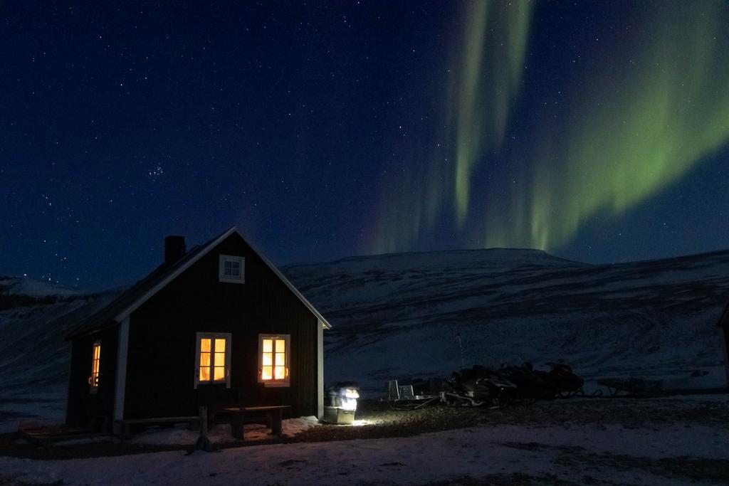 Villa Fredheim on Spitsbergen with Northern Lights