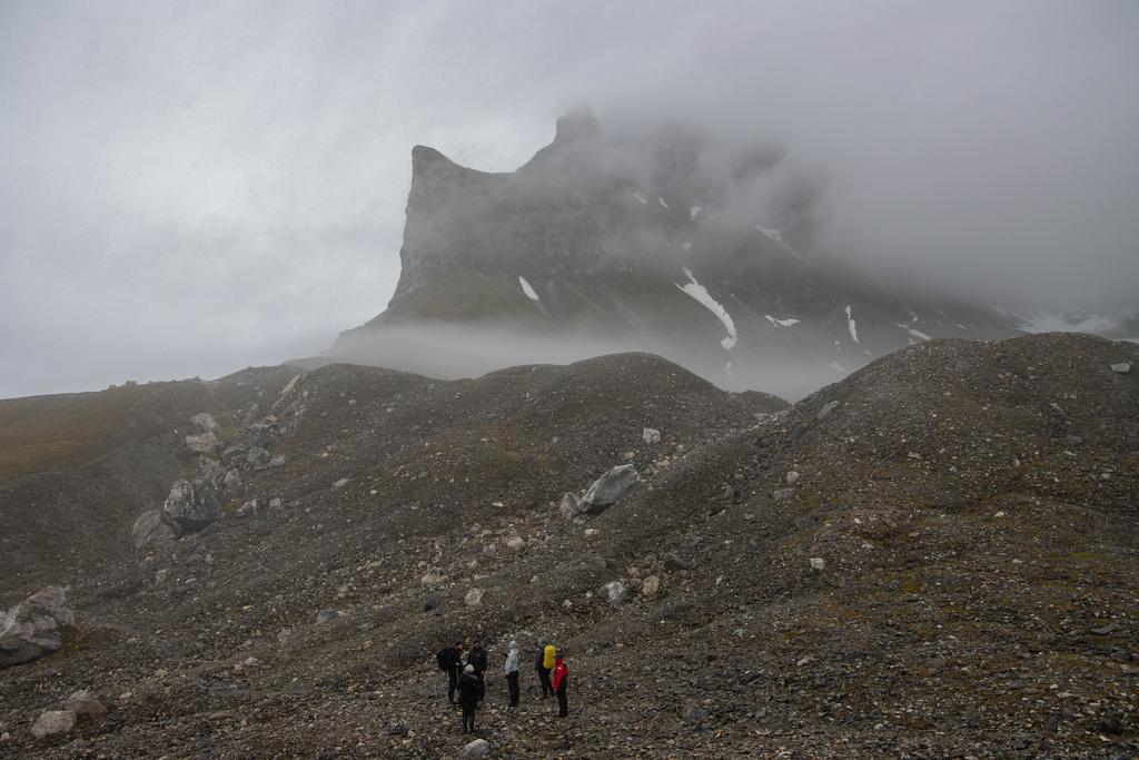 Wanderung auf Spitzbergen im Sommer-Nebel
